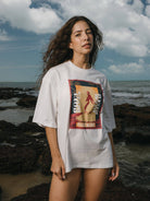 Camiseta oversized Soul Surf Girl da Greenish, 100% algodão, off white com estampa exclusiva e conforto para o dia a dia.