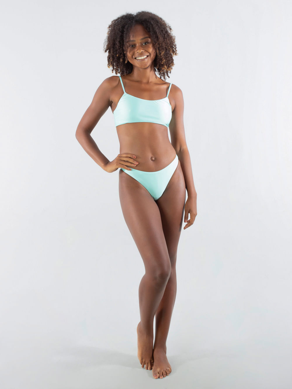 Modelo usando calcinha Asa Delta Larga Verde da marca Greenish, destacando estilo e conforto.