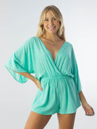 Macaquinho Suzy turquesa da Greenish, prático e fluido, ideal para dias quentes, com decote em V e mangas longas.