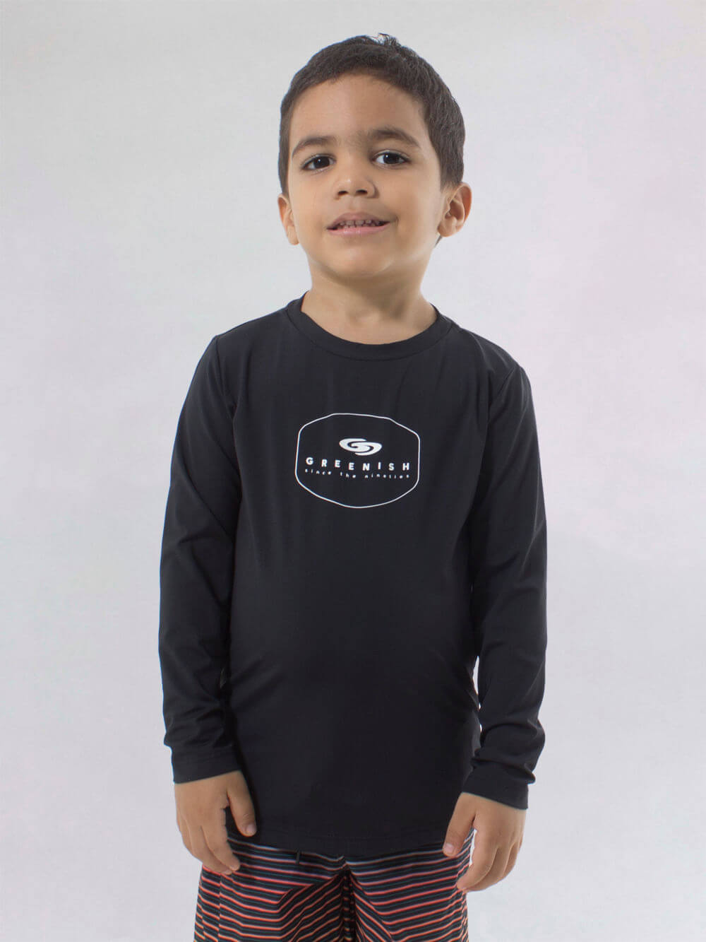 Criança usando camisa UV infantil preta da marca Greenish, moda segura para dias de sol.
