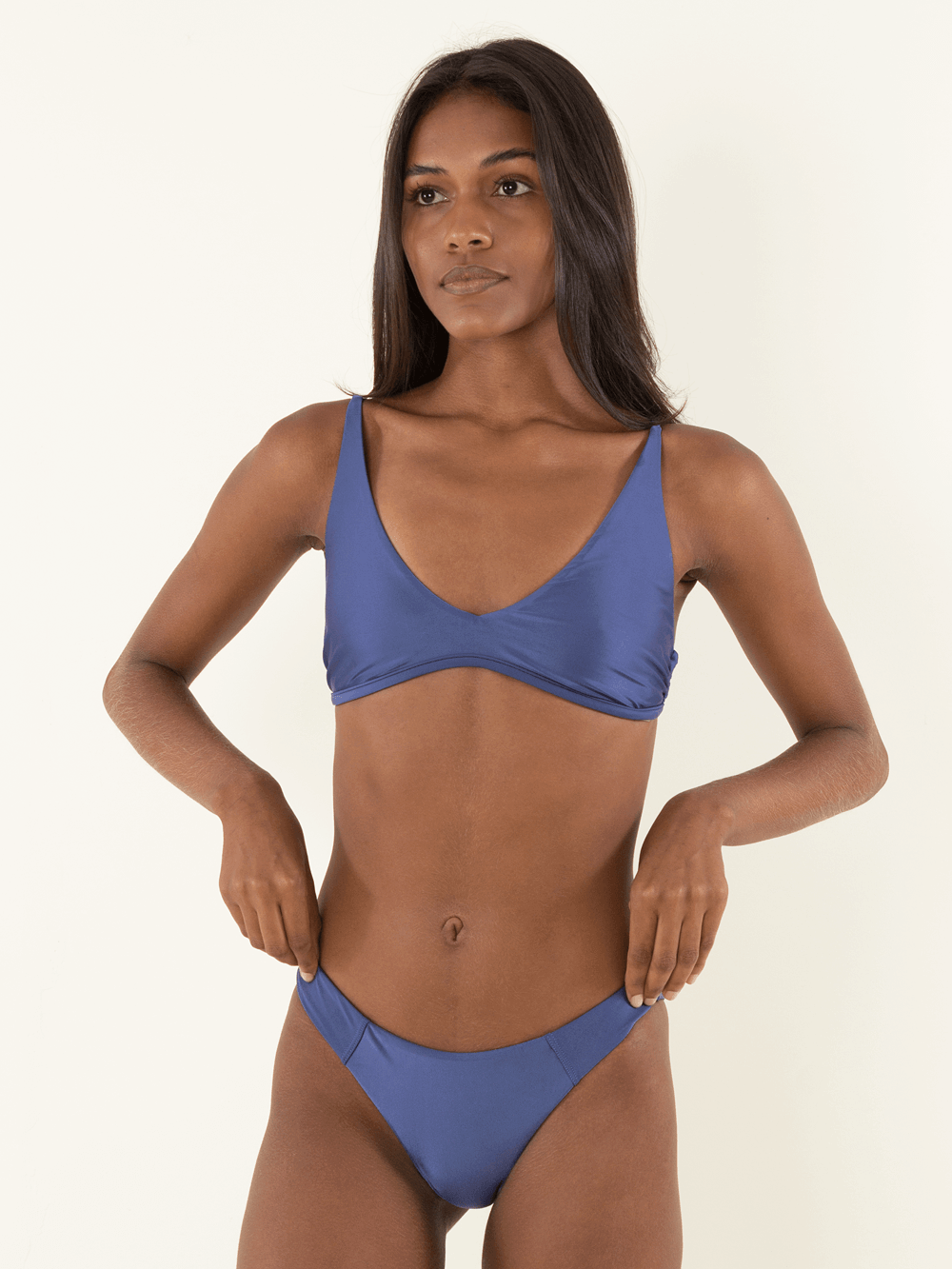 Calcinha cava alta com recorte azul da Greenish, modelo feminino, elegante e confortável.