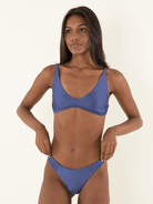 Calcinha cava alta com recorte azul da Greenish, modelo feminino, elegante e confortável.