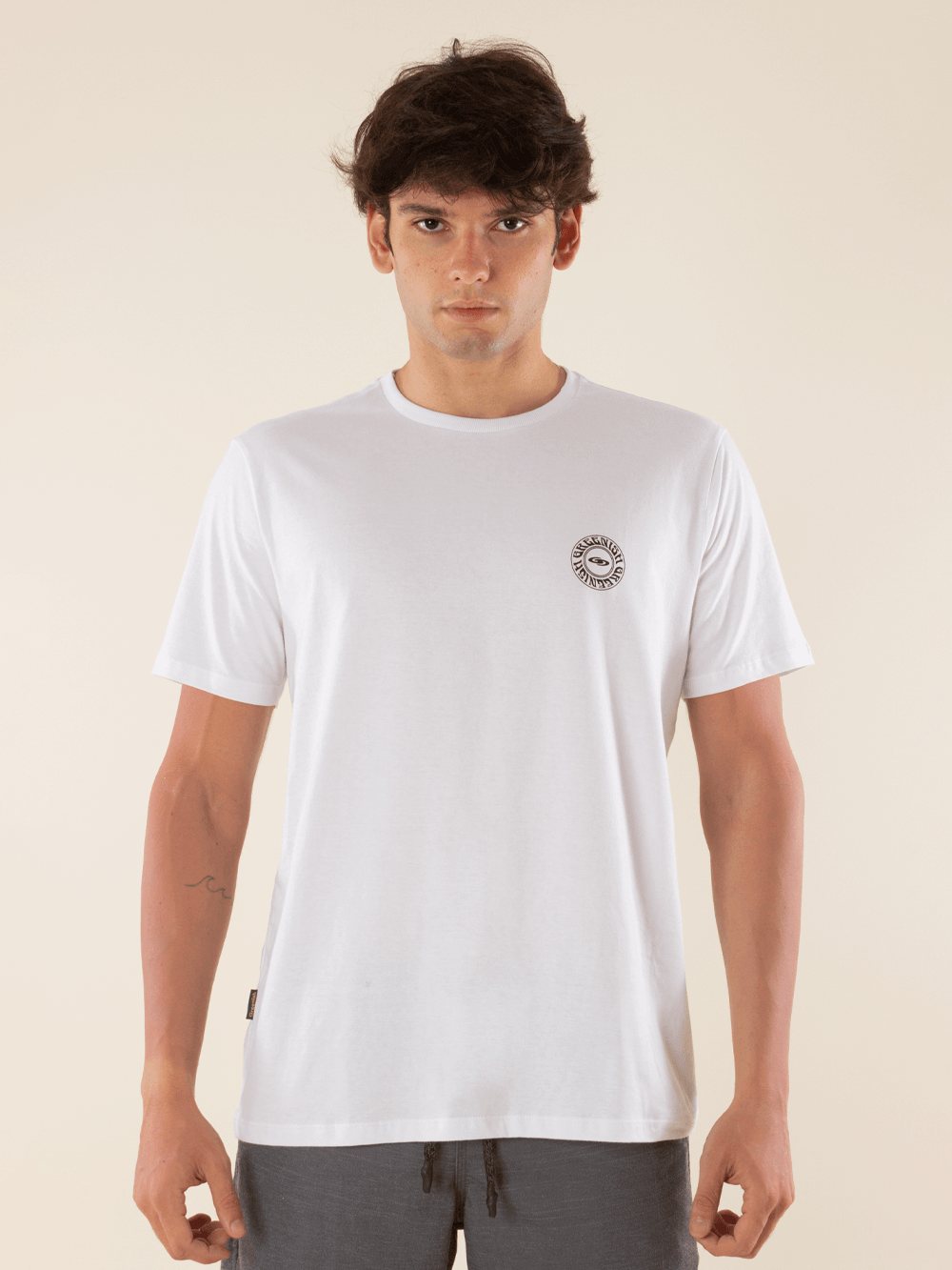 Camiseta branca Greenish com modelagem clássica e design sustentável, leve e macio para conforto diário.