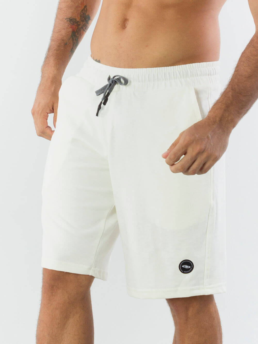 Bermuda Moletom Basic off white da Greenish, com elástico, cadarço e bolso lateral, conforto e estilo garantidos.