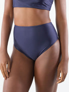 Calcinha Hot Pants Básica Azul Marinho da Greenish, modelo confortável e estiloso para o verão.