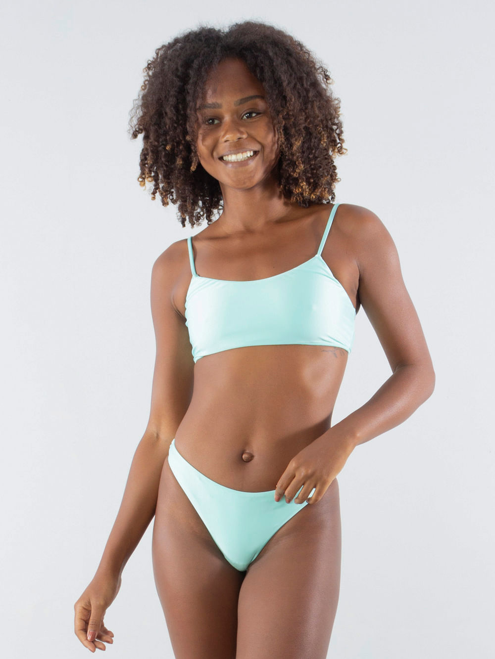Top e biquíni verde água da Greenish, modelo ajustável, ideal para dias de praia, frescura e estilo.
