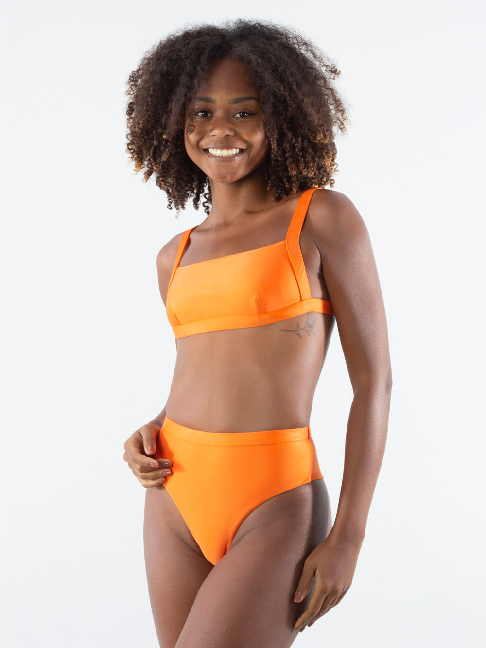 Calcinha alta laranja da Greenish, perfeita para conforto e estilo, modelando o corpo de forma elegante.