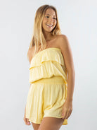 Macaquinho Thais amarelo da Greenish, ideal para dias ensolarados e ocasiões casuais, trazendo estilo e conforto.