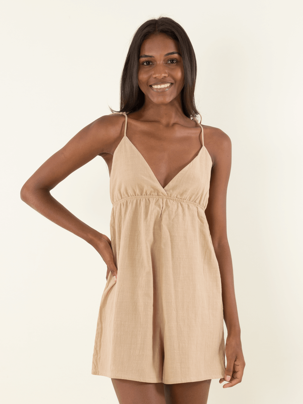 Macacão Kuta bege da Greenish, leve e confortável, ideal para o verão, modelagem ajustada e elegante.