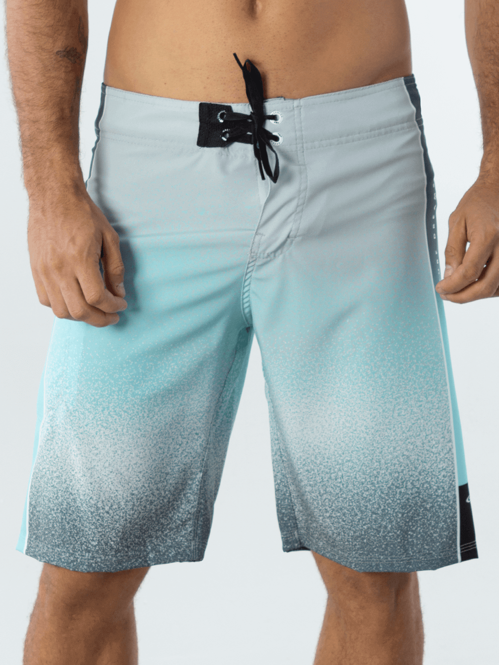 Greenish BOARDSHORT POLLEN - CINZA in gradient blue, perfect for beachwear and water sports.