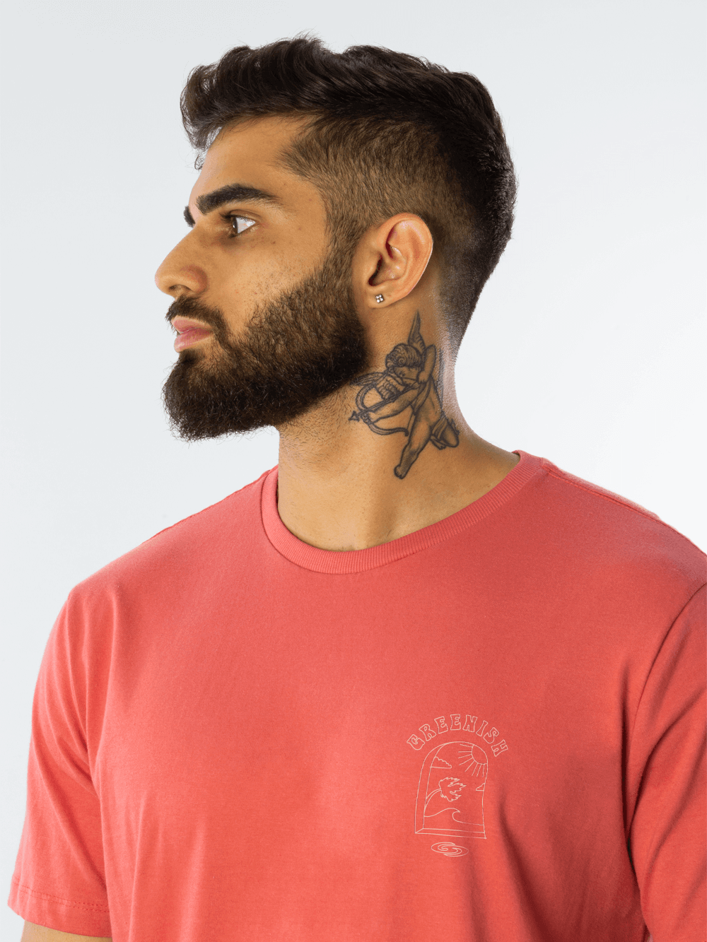 Camiseta coral da Greenish com design original, feita em algodão sustentável, conforto e estilo para o dia a dia.