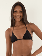 Cortininha duplo c/ viés preto da Greenish, mostrando modelo sorridente, ideal para o verão.