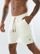 Bermuda moletom comfy bottom off white da Greenish, 100% algodão, perfeita para looks casuais e esportivos.