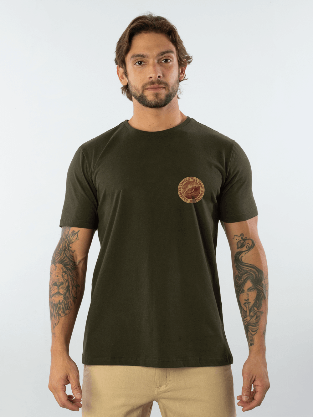 Camiseta The Wave Eye verde escuro da Greenish, feita em algodão sustentável com design original.