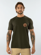 Camiseta The Wave Eye verde escuro da Greenish, feita em algodão sustentável com design original.