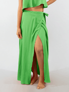 Saia midi Serena verde da Greenish, com modelagem envelope e recorte frontal, ideal para conforto e estilo.