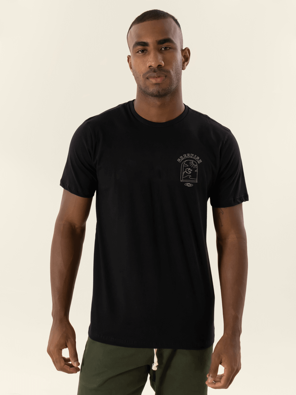 Camiseta preta Greenish, modelagem clássica e confortável, feita em algodão sustentável.