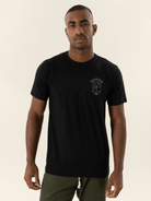 Camiseta preta Greenish, modelagem clássica e confortável, feita em algodão sustentável.