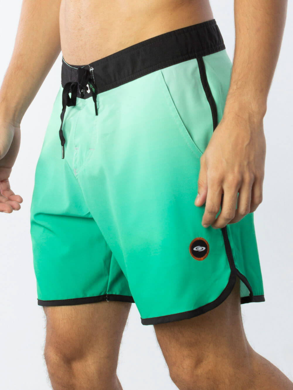 Shorts de banho verde ombré da Greenish, estilo vintage, ideal para dias de verão à beira-mar.