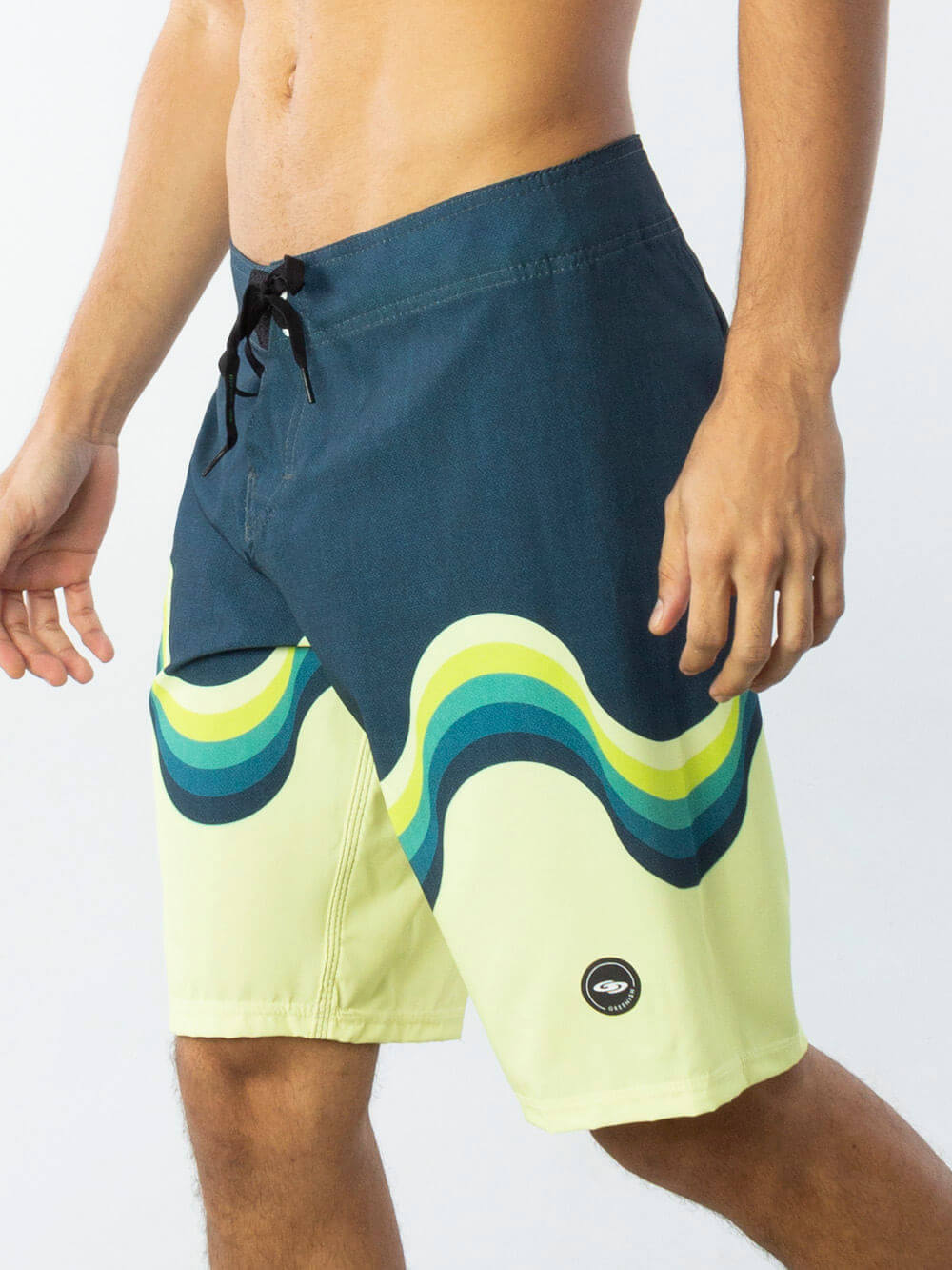 BOARDSHORT RETRO - VERDE by Greenish featuring colorful wave patterns and a comfortable fit for summer style.