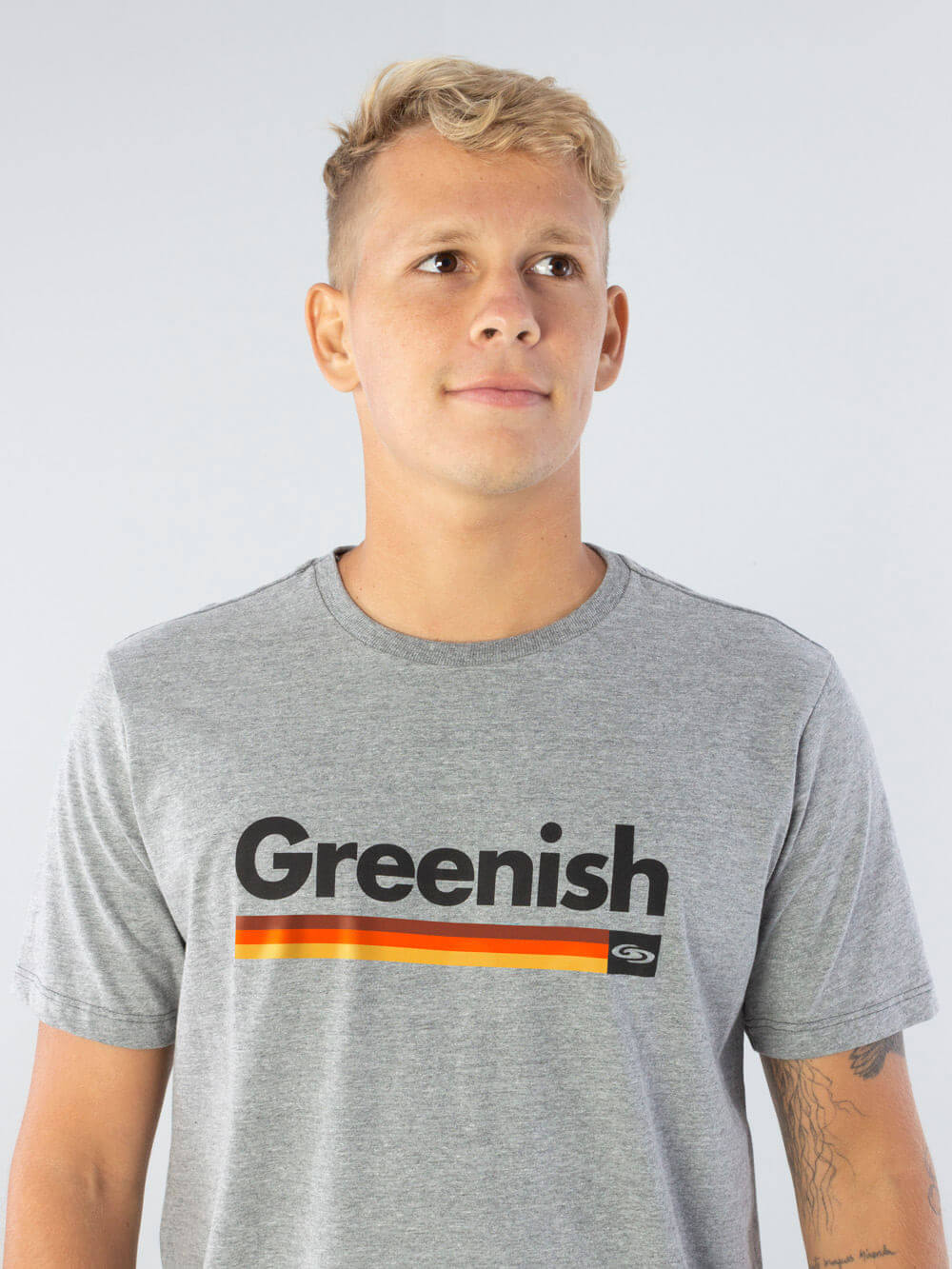Camiseta vintage Greenish com estampa original em malha 100% algodão sustentável, ideal para conforto diário.
