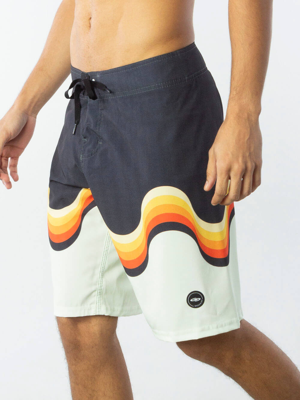Greenish BOARDSHORT RETRO - PRETO features stylish retro design and vibrant colors, perfect for beach and surfing adventures.