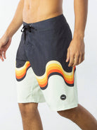Greenish BOARDSHORT RETRO - PRETO features stylish retro design and vibrant colors, perfect for beach and surfing adventures.