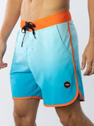 Bermuda de praia verde com degradê azul e laranja, marca Greenish, estilo vintage e colorido.
