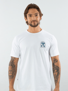 Camiseta GLACIAL SURF branca da Greenish, confortável, feita de algodão sustentável, com design original.