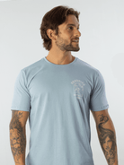 Camiseta Window azul da Greenish, 100% algodão sustentável, estilo clássico e confortável.