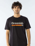 Camiseta clássica preta da marca Greenish com estampa vintage e toque leve, feita em algodão sustentável.