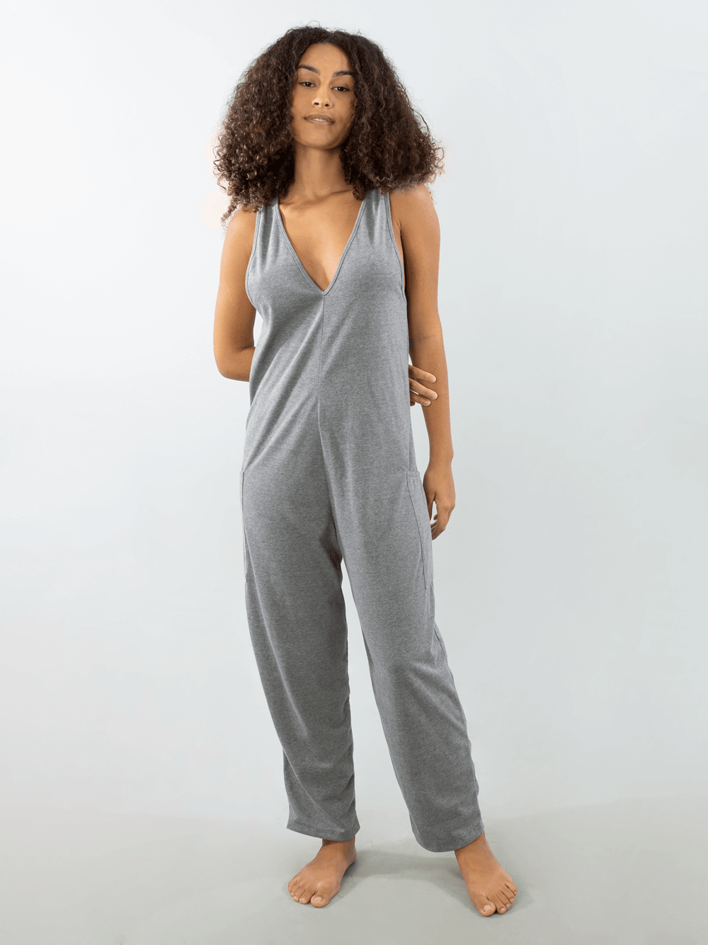 Mulher usando macacão cinza Yuca da Greenish, estilo confortável e moderno, ideal para qualquer ocasião.