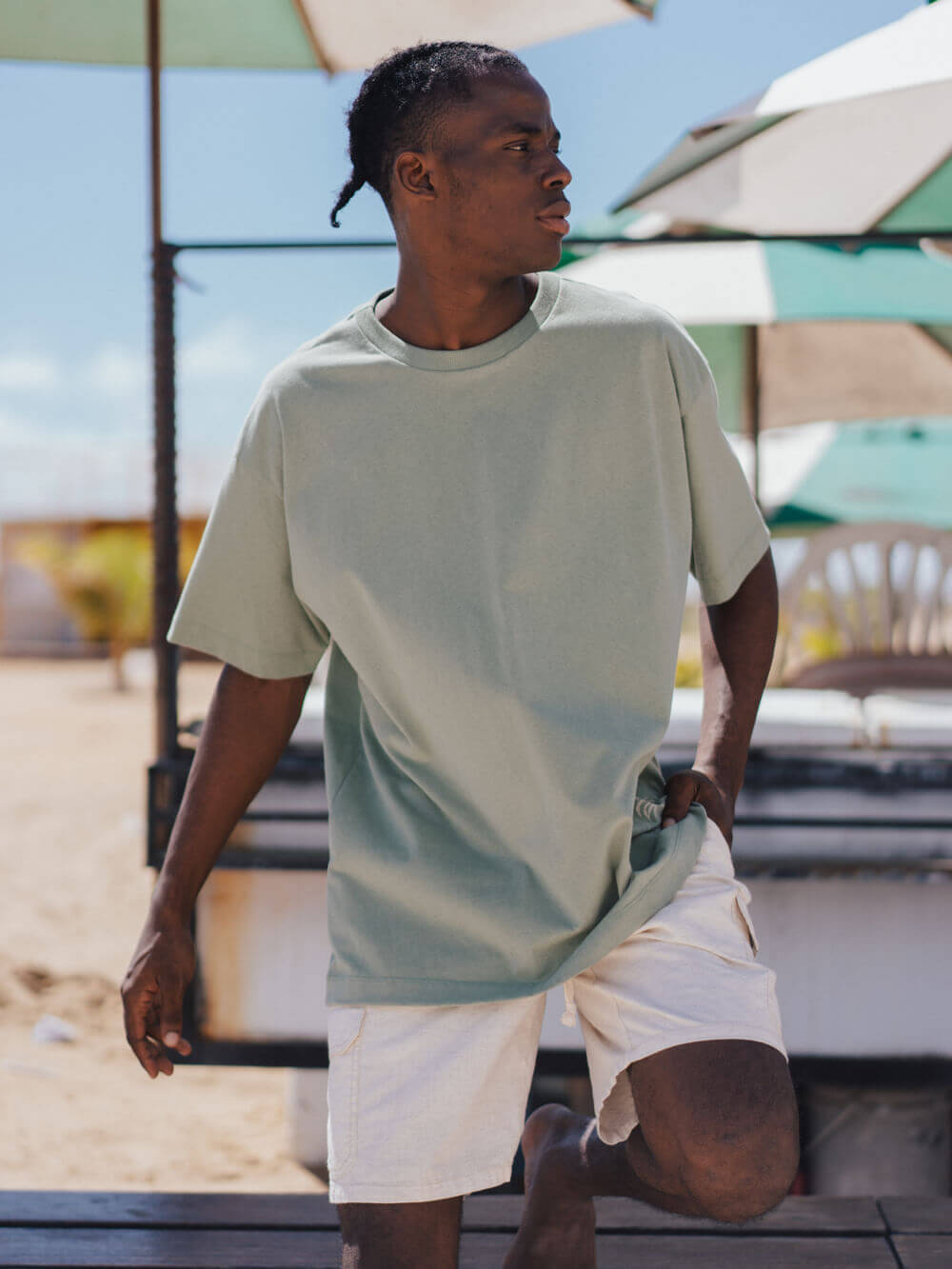 Camiseta oversized verde da Greenish, modelo confortável e moderno, perfeito para o verão na praia.