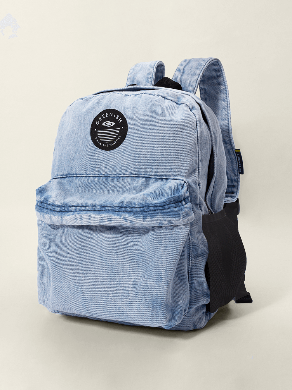 Mochila jeans única da marca Greenish, destacando seu design moderno e casual em tom azul.