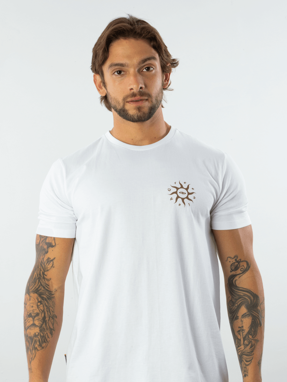 Homem usando camiseta branca Sunshine da Greenish, exibindo design original e conforto em seu estilo.