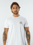 Homem usando camiseta branca Sunshine da Greenish, exibindo design original e conforto em seu estilo.