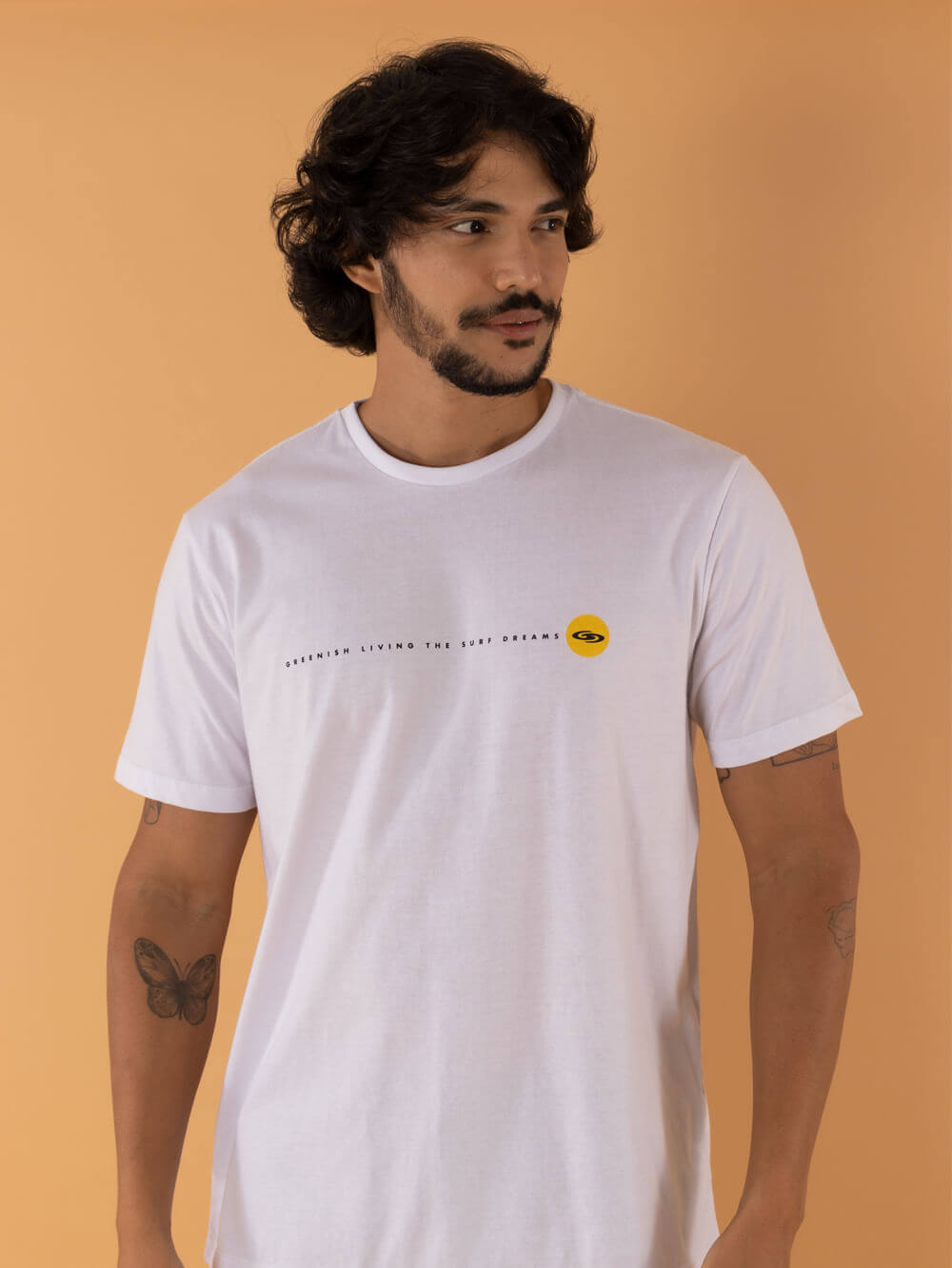Camiseta Lineup Branca da marca Greenish, modelo casual em fundo laranja.