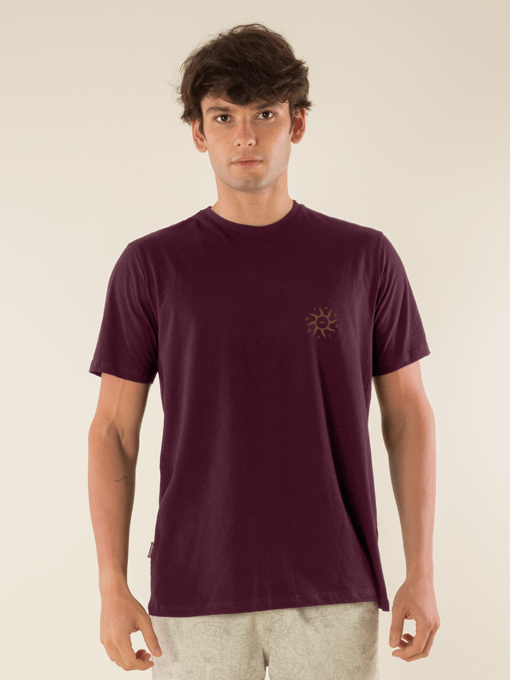 Camiseta Sunshine bordô da Greenish, conforto e estilo em modelagem clássica, feita em algodão sustentável.