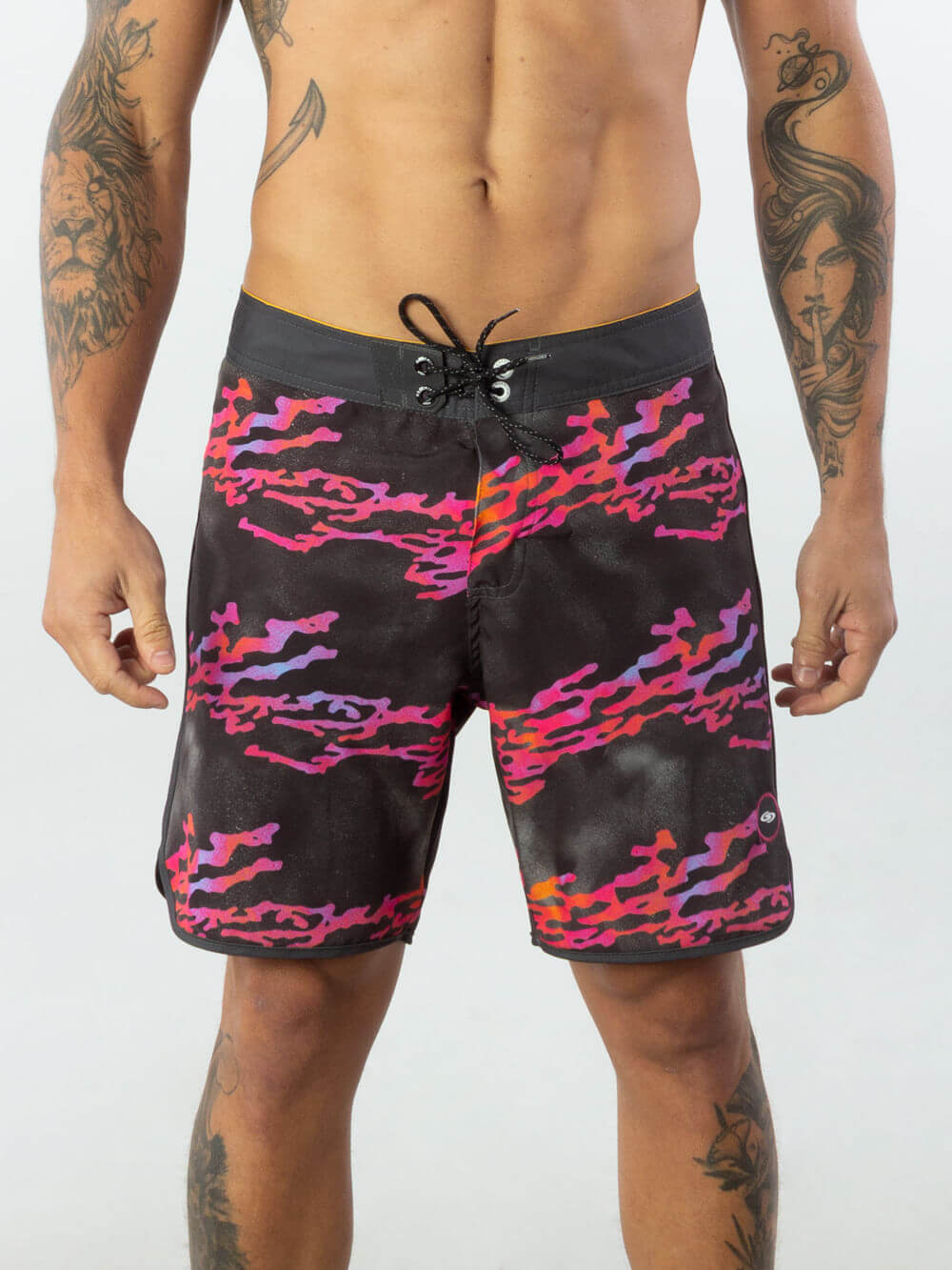Shorts de banho Fluid da Greenish, com padrão colorido, cós anatômico e bolso traseiro, ideal para conforto e estilo.