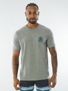 Camiseta Glacial Surf mescla da marca Greenish, em modelagem clássica, 100% algodão sustentável, confortável e leve.