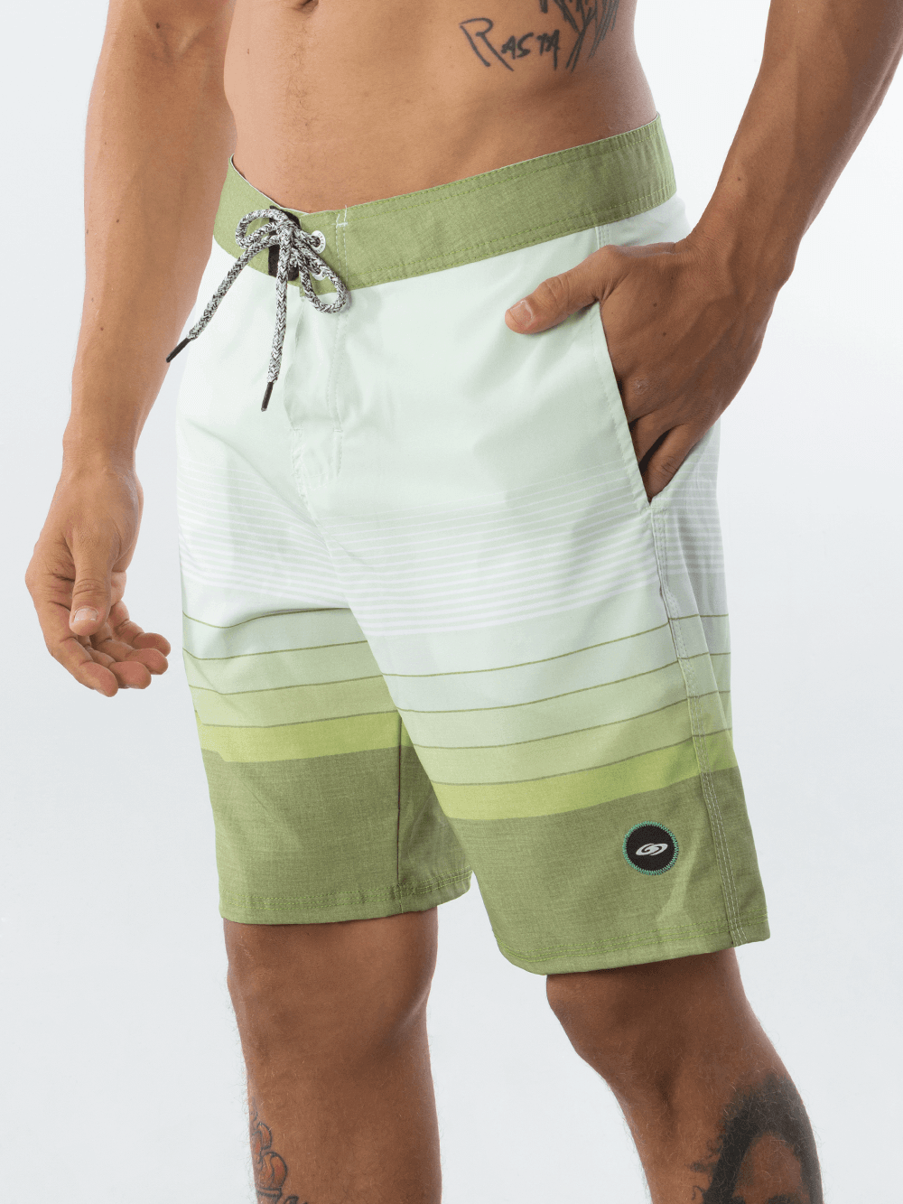 Shorts de banho em tonalidades verdes, conforto e estilo, da marca Greenish.