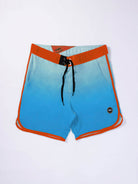 Bermuda de praia azul degradê com detalhes laranja, marca Greenish, estilo vintage e colorido.