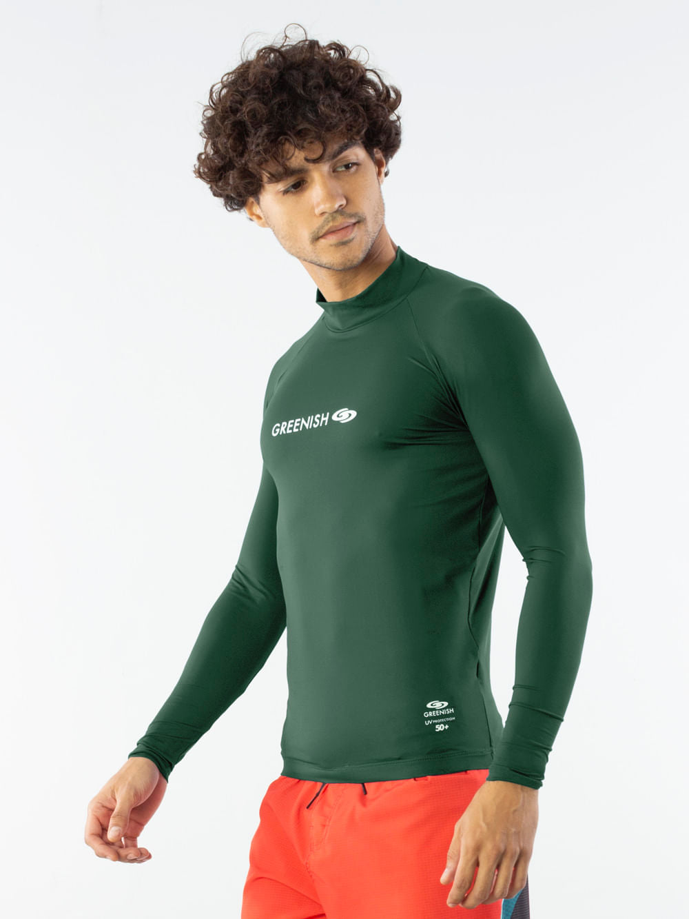Homem usando COLETE UV manga longa verde Greenish, ideal para esportes aquáticos e proteção UV.