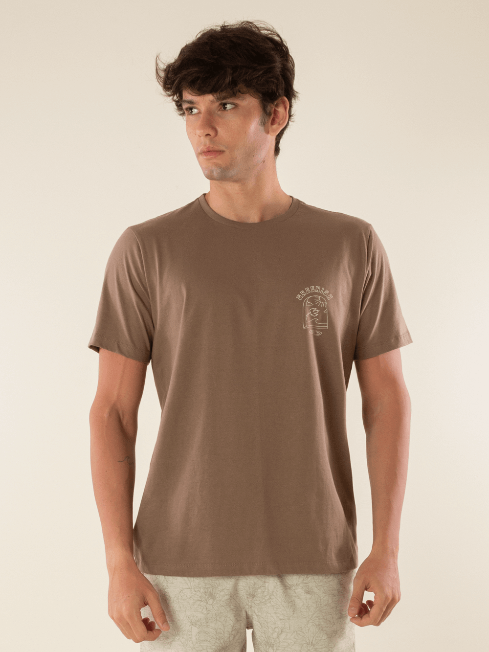 Camiseta Window caqui da marca Greenish, feita com algodão sustentável, conforto e design original.