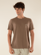 Camiseta Window caqui da marca Greenish, feita com algodão sustentável, conforto e design original.