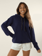 Moça usando casaco feminino azul marinho da Greenish Surf Co.-1992, estilo casual e moderno.