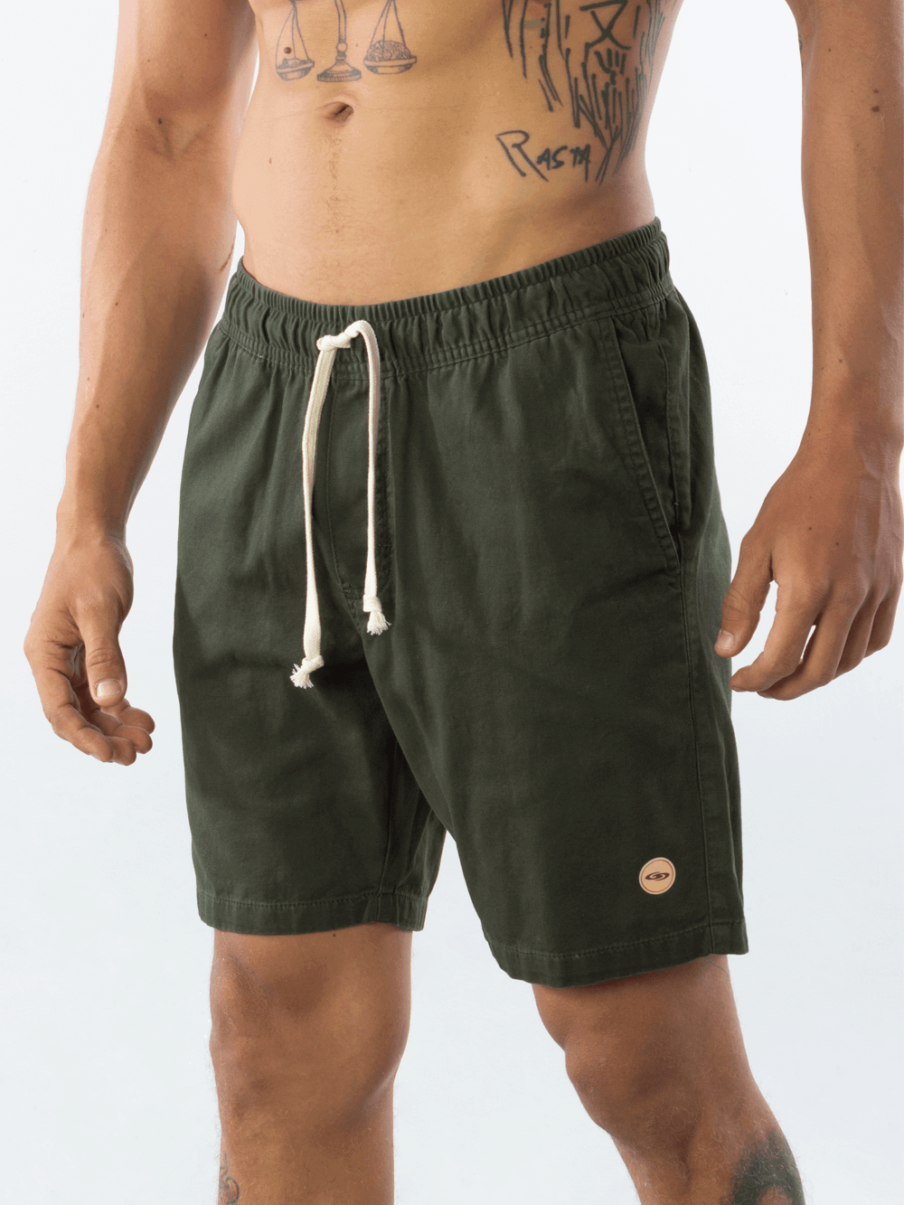 Greenish Bermuda Basic Sarja in Verde, comfortable men's shorts with elastic waistband and pockets.