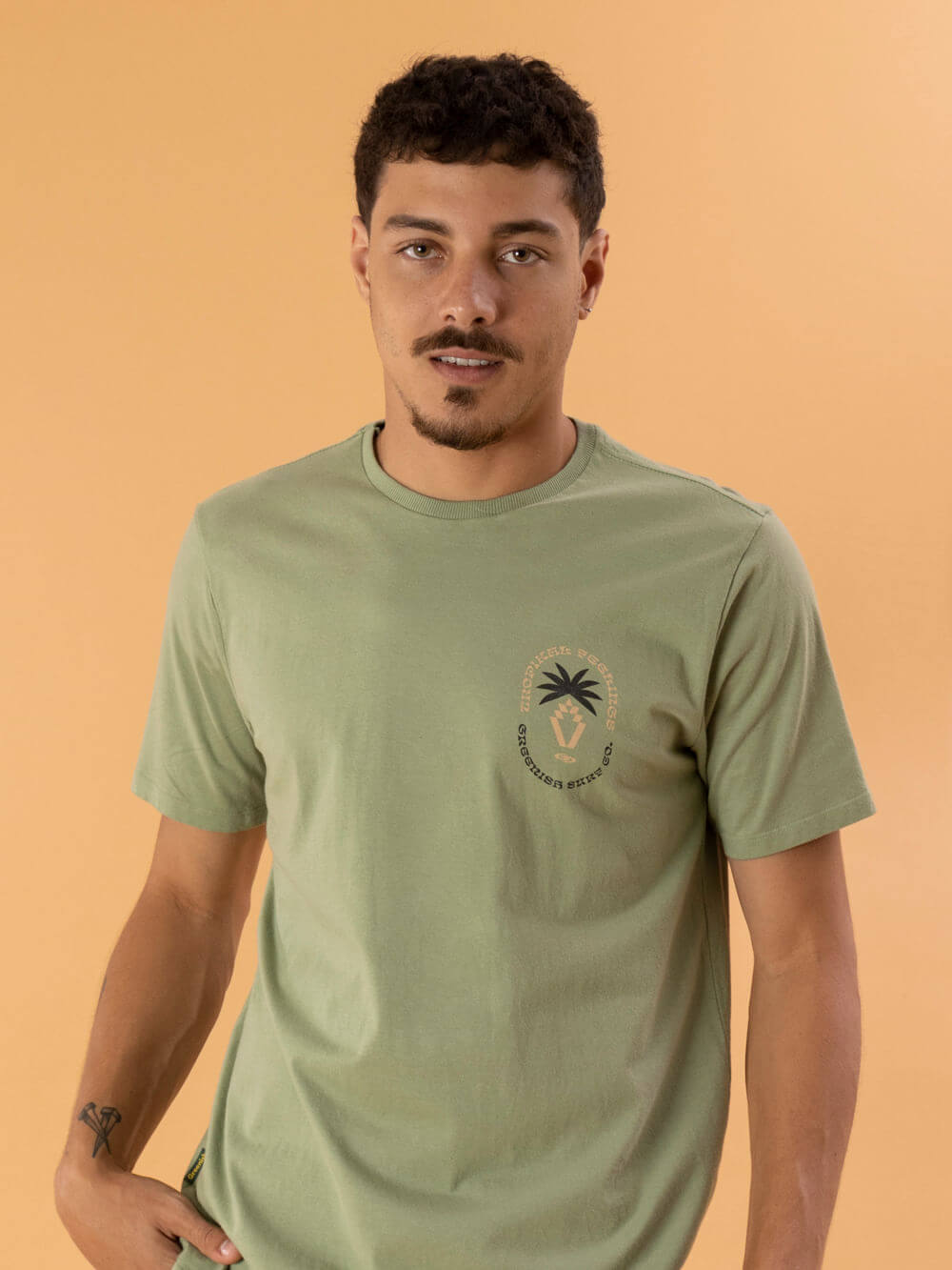 Camiseta Retro Pineapple verde da marca Greenish, estilo casual com estampa de palmeiras.