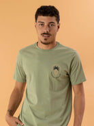 Camiseta Retro Pineapple verde da marca Greenish, estilo casual com estampa de palmeiras.