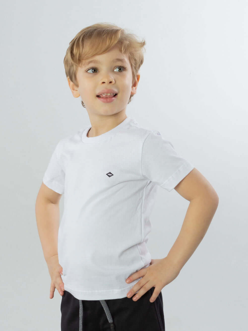 Camiseta infantil básica branca da marca Greenish, modelo exclusivo e confortável para crianças.